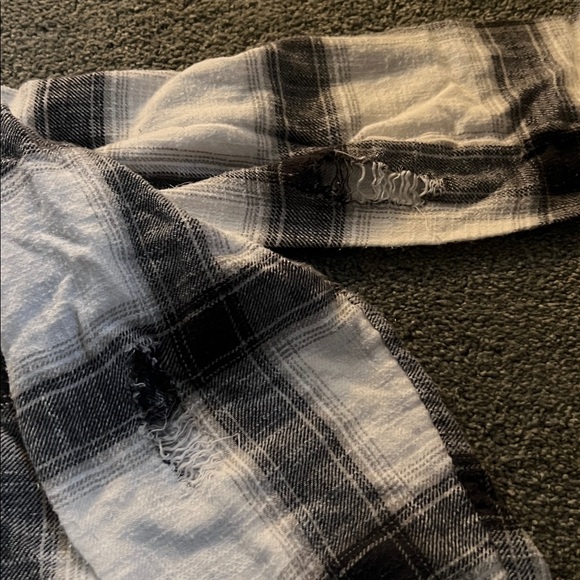 American Eagle Outfitters Checkered Hooded flannel.  Distressed. - Picture 4 of 5